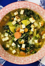 Soupe aux saucisses, légumes et haloumi grillé