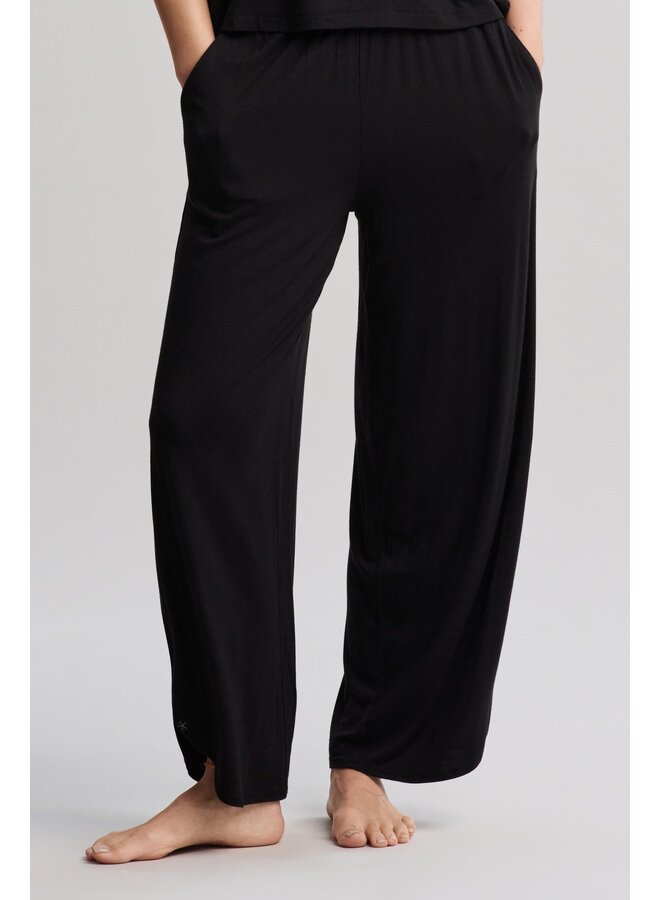 Ultra Soft Jersey Curved Hem Cropped Pant Black