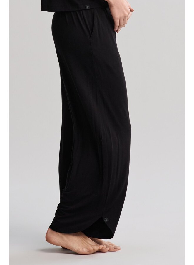 Ultra Soft Jersey Curved Hem Cropped Pant Black