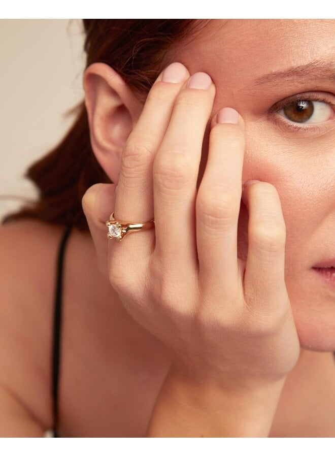 Ring with White Zirconia Gold