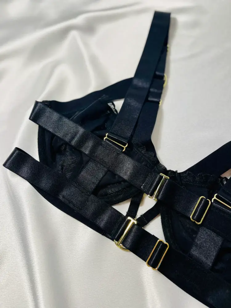 Embroidered Underwire Bralette - Black