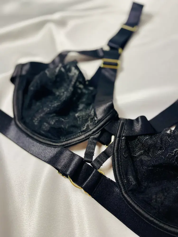 Embroidered Underwire Bralette - Black