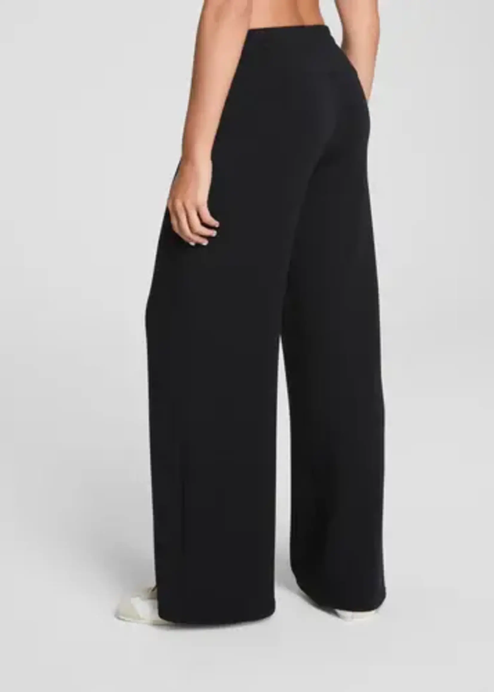 Very Black AirEssentials Wide Leg Pant