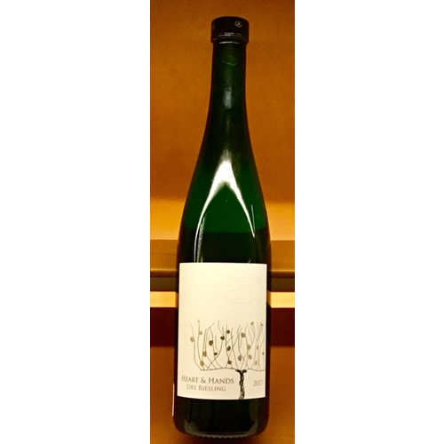 Wine HEART AND HANDS DRY RIESLING 2017 Wine HEART AND HANDS DRY RIESLING 2017