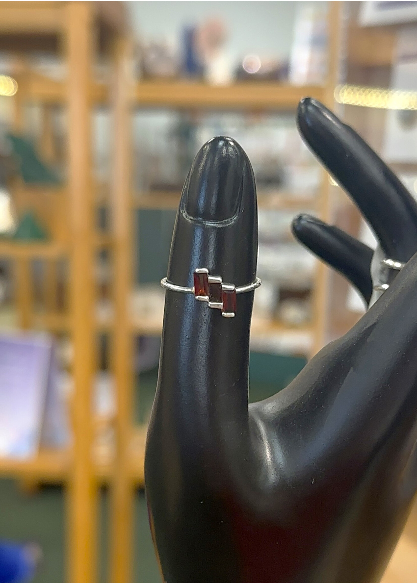 Ring Garnet Triple Stone Faceted (7)