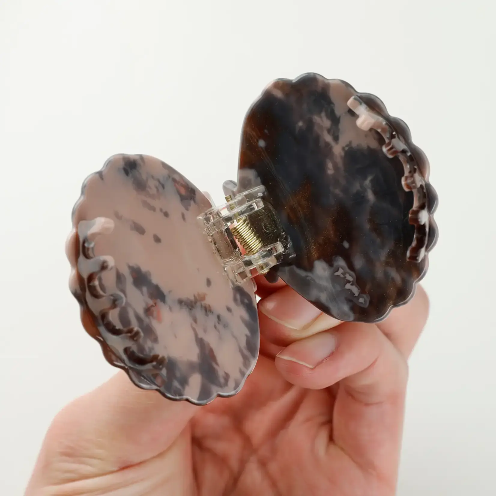 Adorro Calacatta Seashell | Hand Painted Seashell Claw Clip