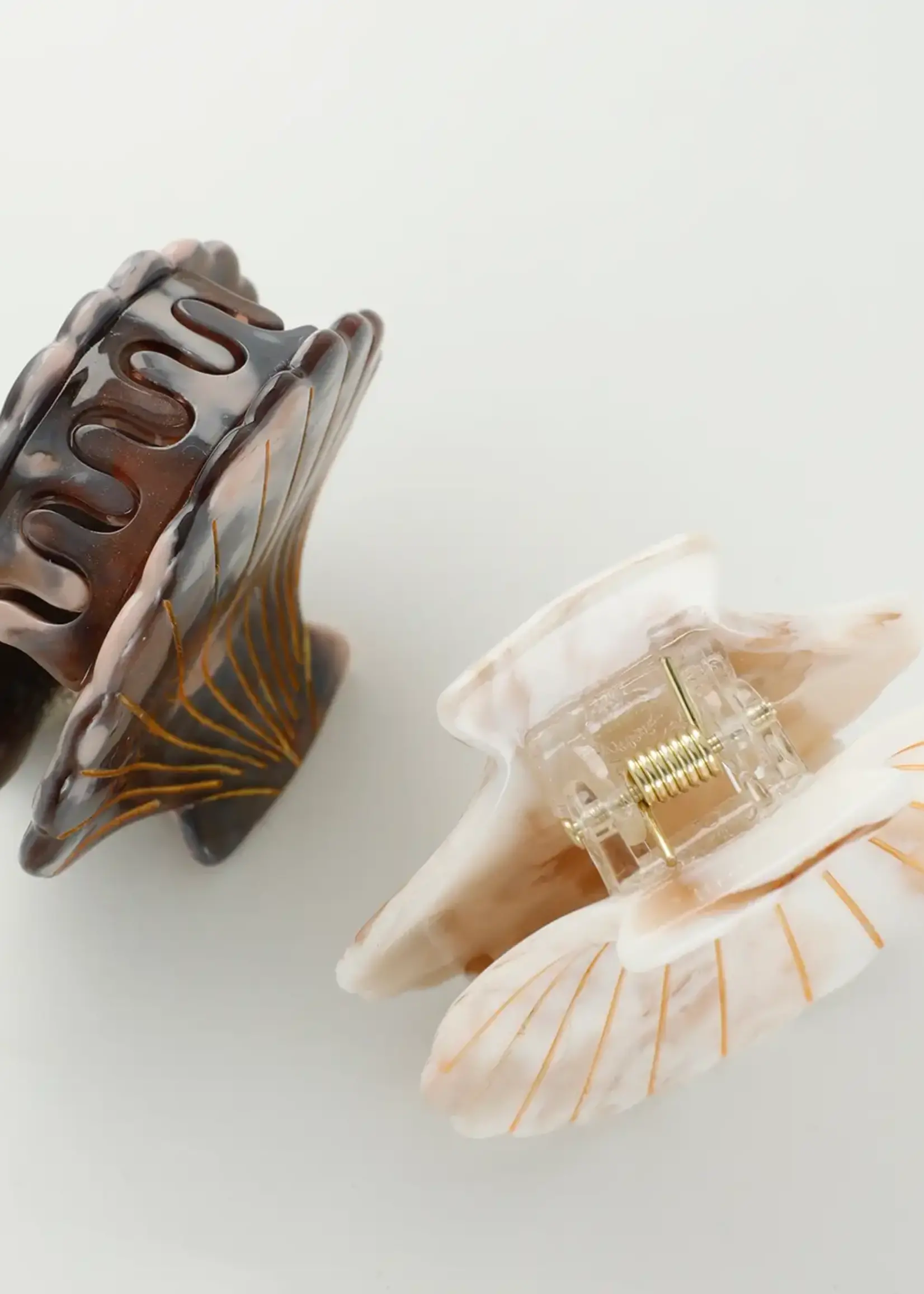 Adorro Calacatta Seashell | Hand Painted Seashell Claw Clip