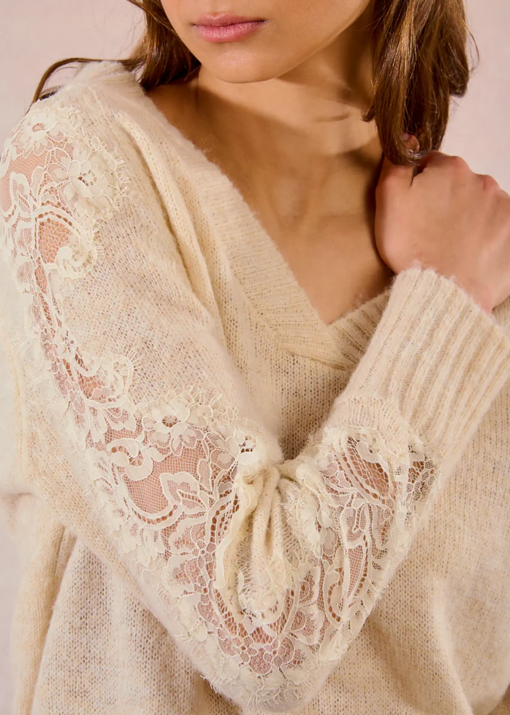Knitted Sweater w Lace Sleeve