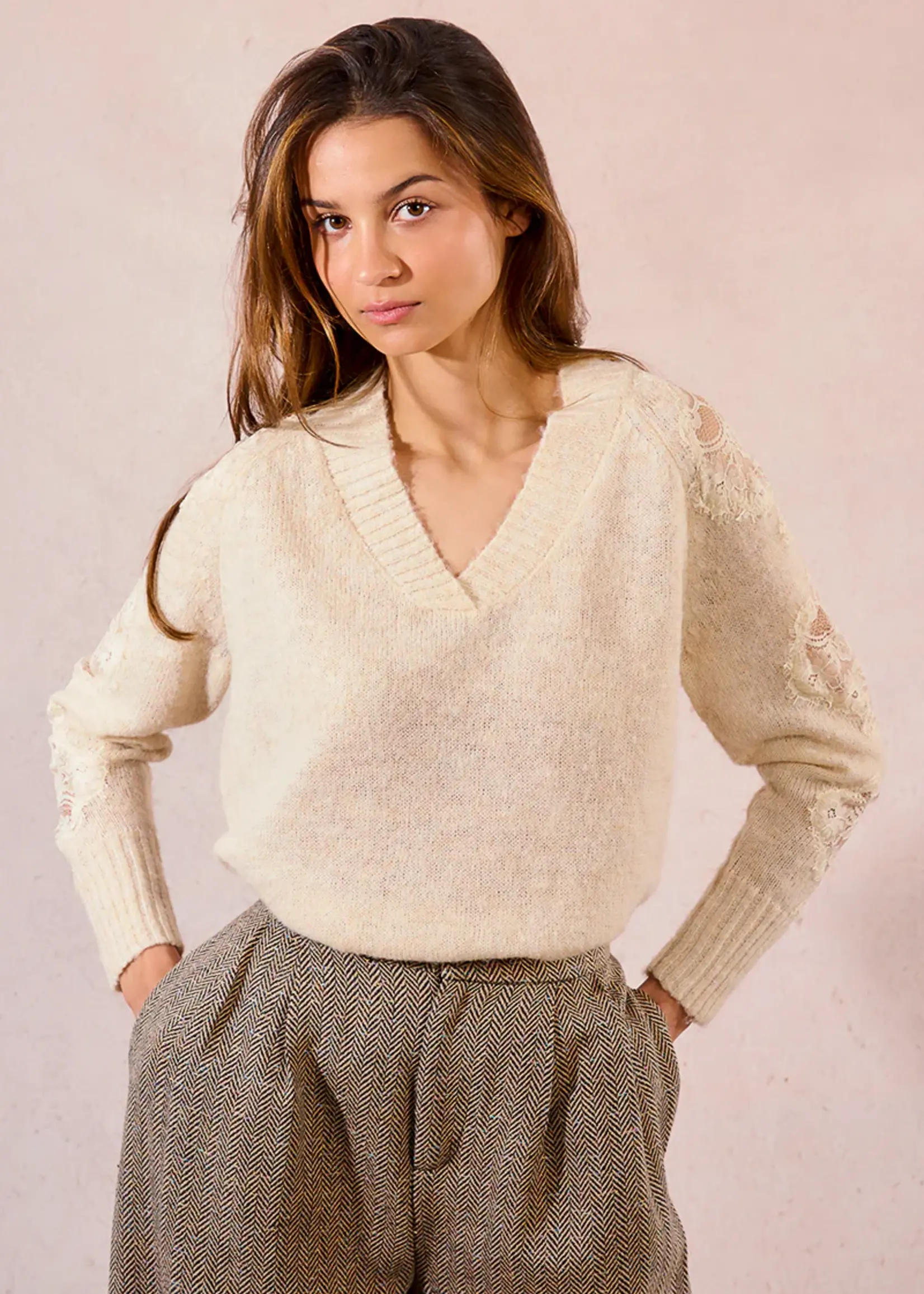 Knitted Sweater w Lace Sleeve
