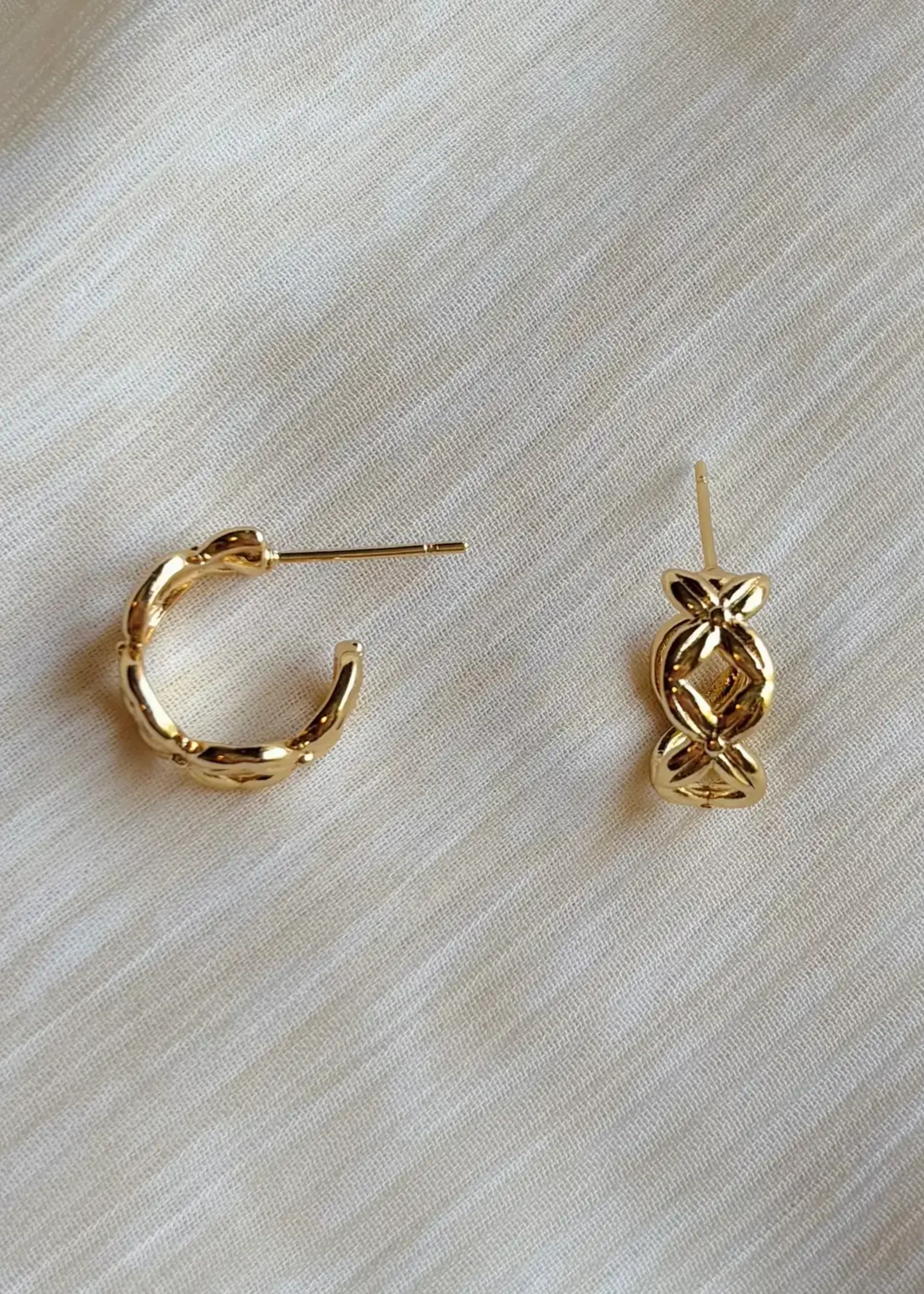 Criss-Cross Hoop Earrings | 18k Gold | Stud Post Hoops