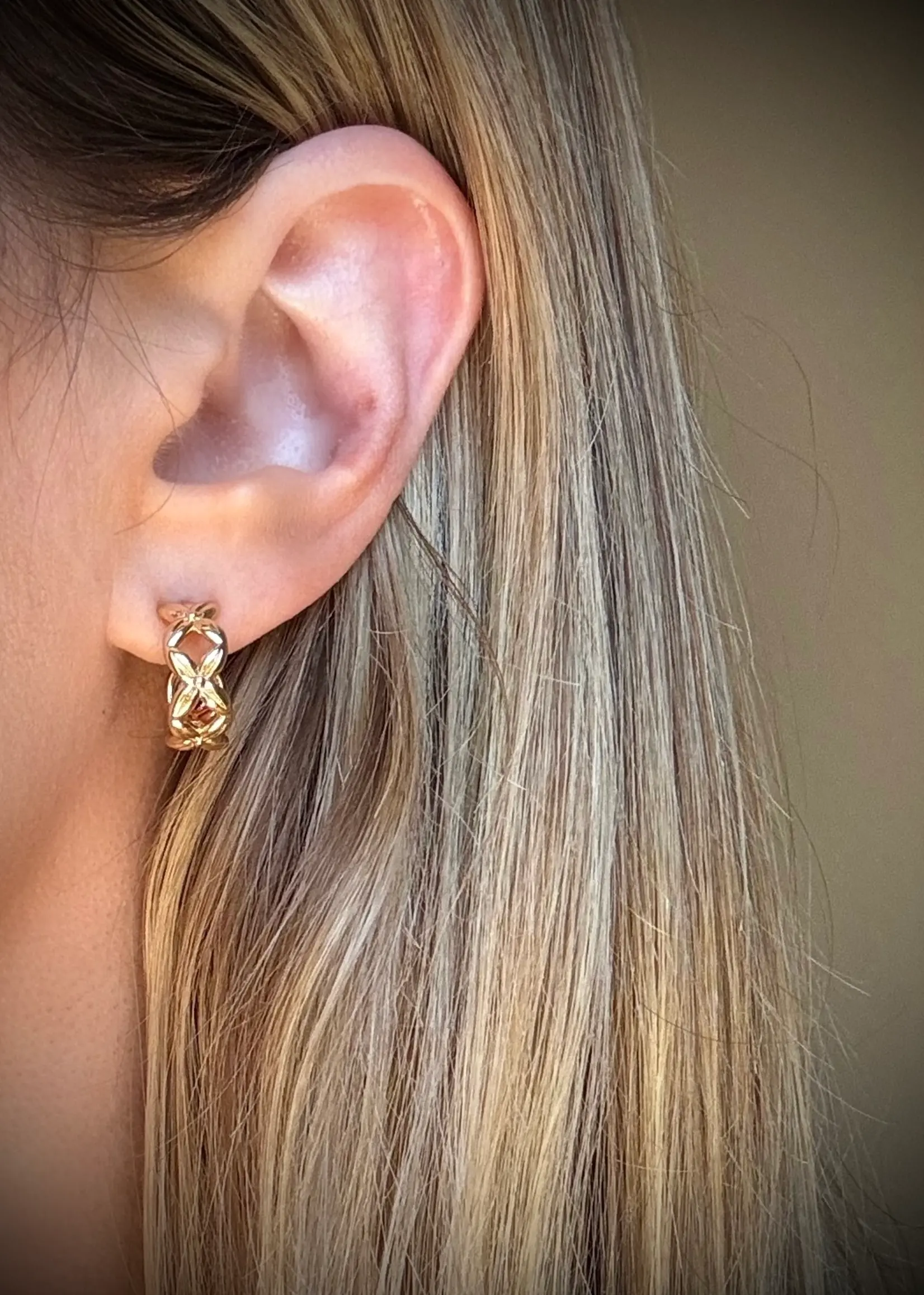 Criss-Cross Hoop Earrings | 18k Gold | Stud Post Hoops