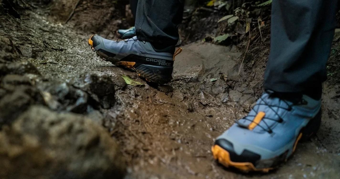 man wearing salomon hiking shoes