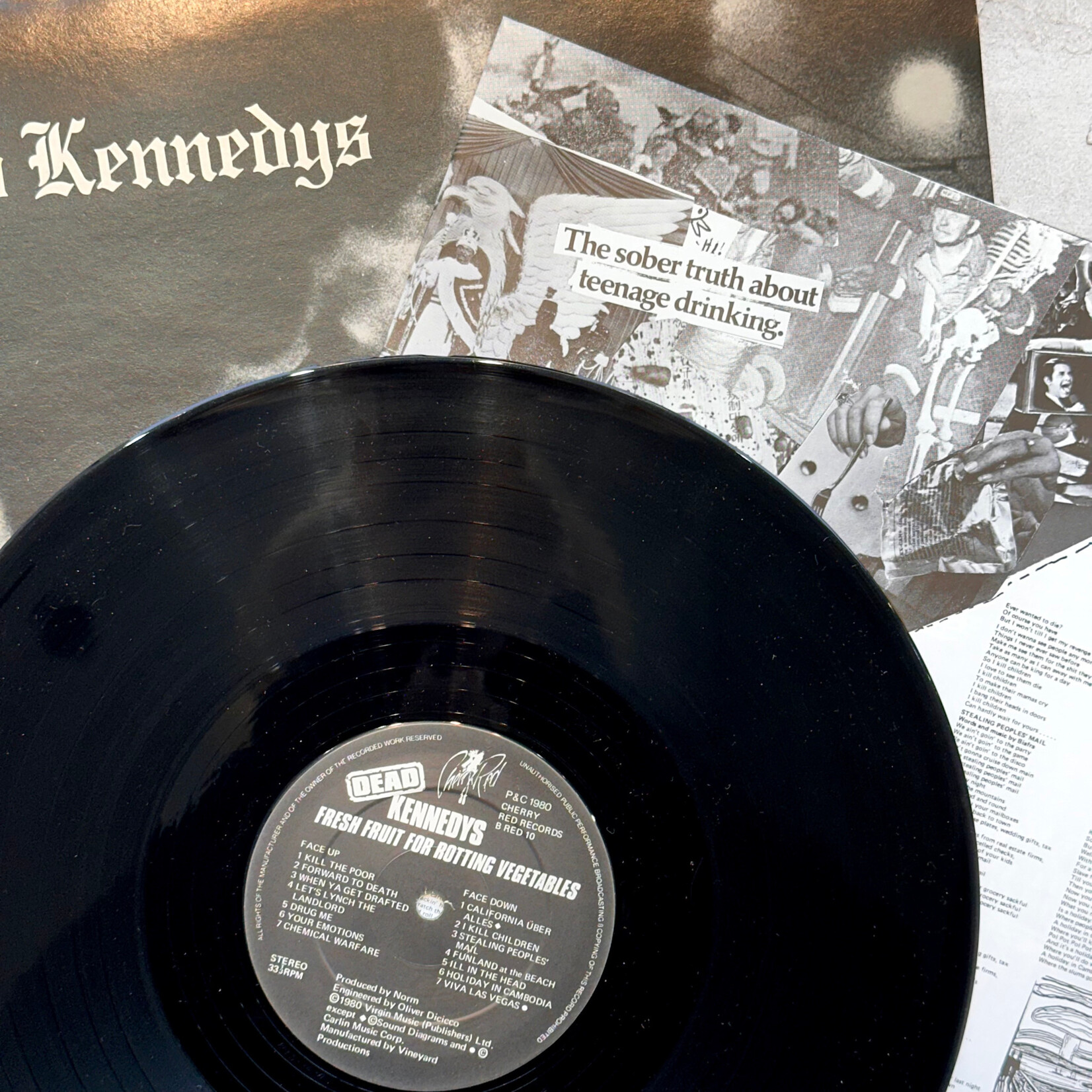 [Nick's Disk Pics] Dead Kennedys: Fresh Fruit For Rotting Vegetables (1980, UK, 1st Press, Complete w/ Mint Insert & Booklet) [VIRGIN]