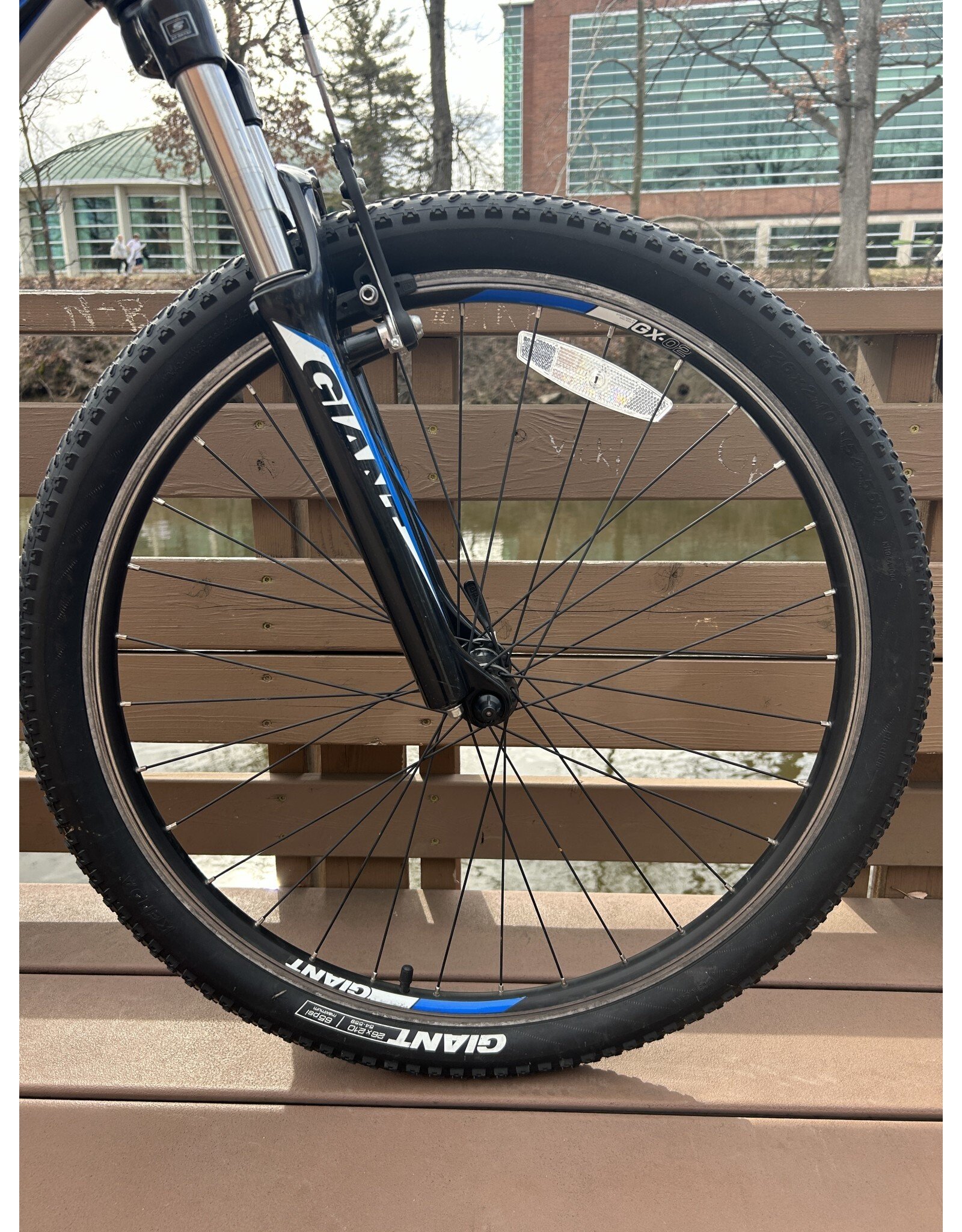 Giant Revel 3, 16in/S, Black and Blue