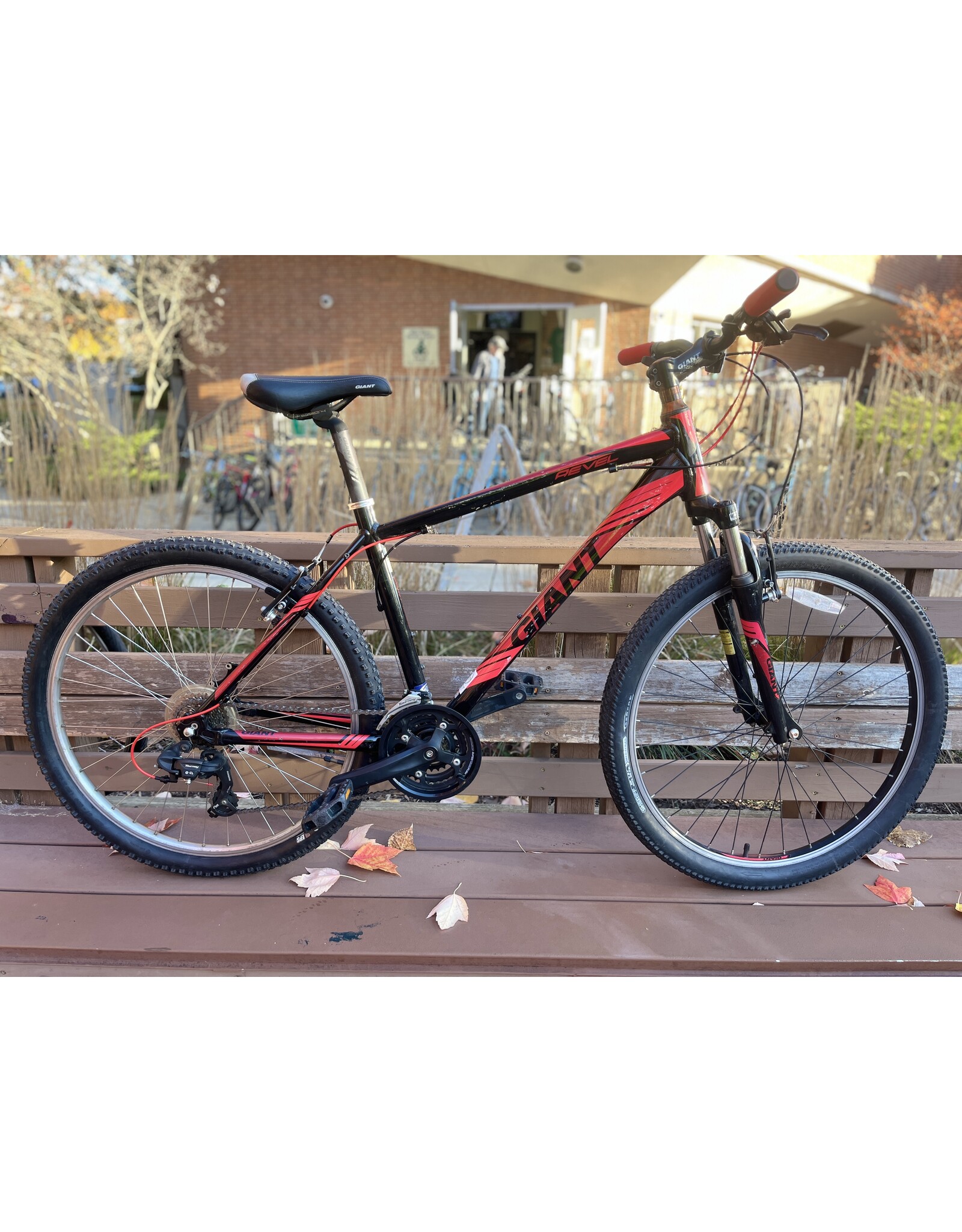 Giant Revel Red Black 18 in Medium