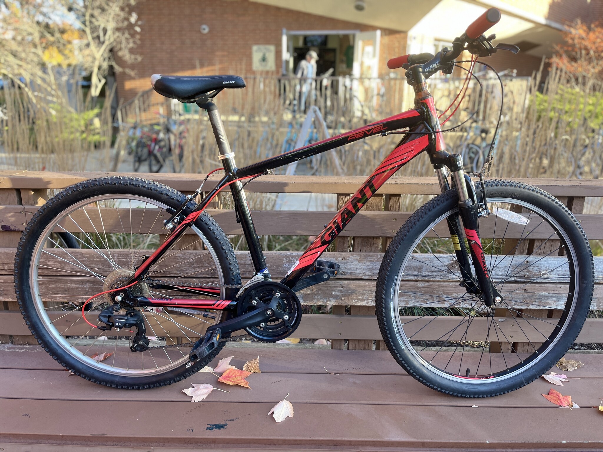 Giant Revel Red Black 18 in Medium