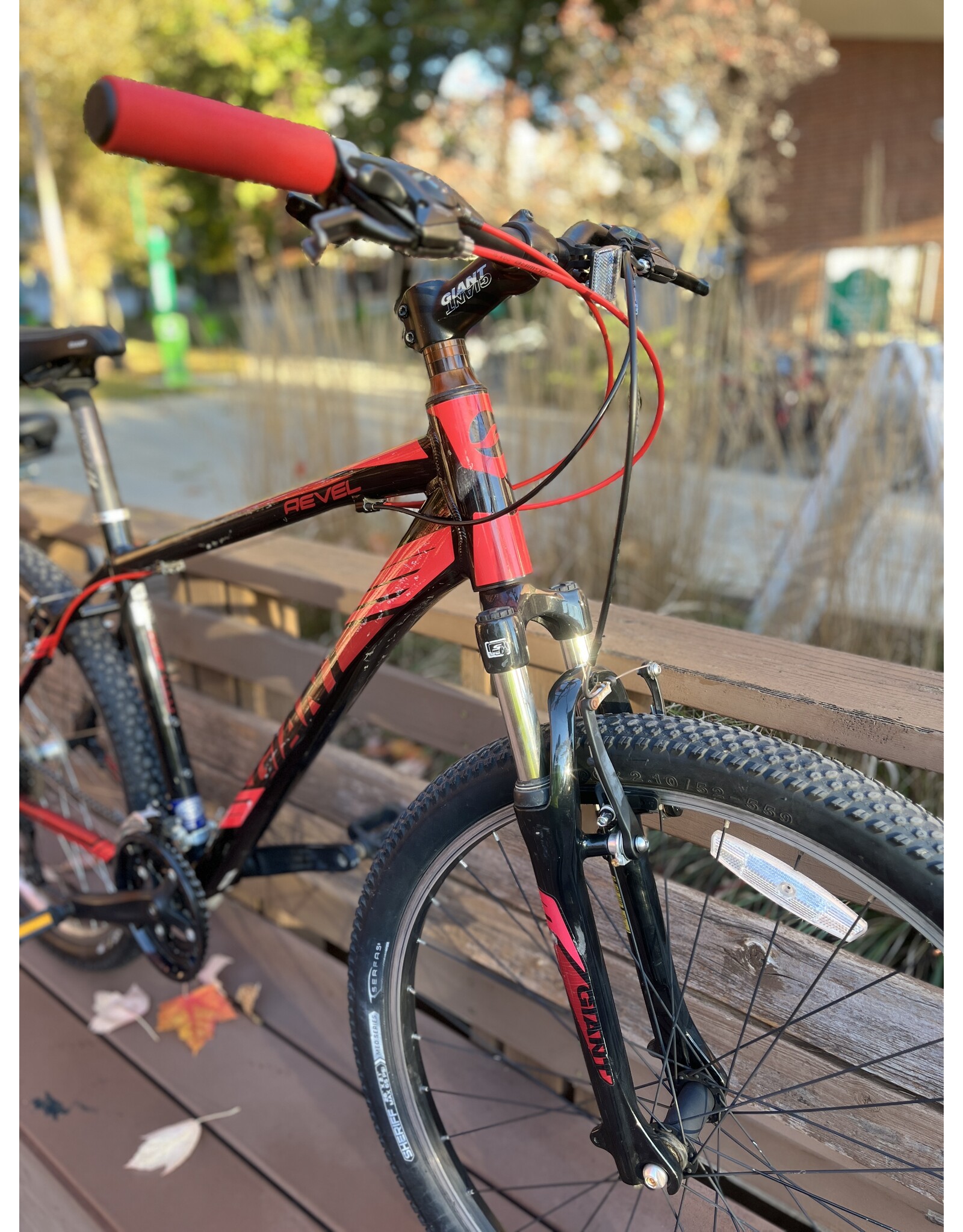 Giant Revel, Red/Black, 18 in, Medium