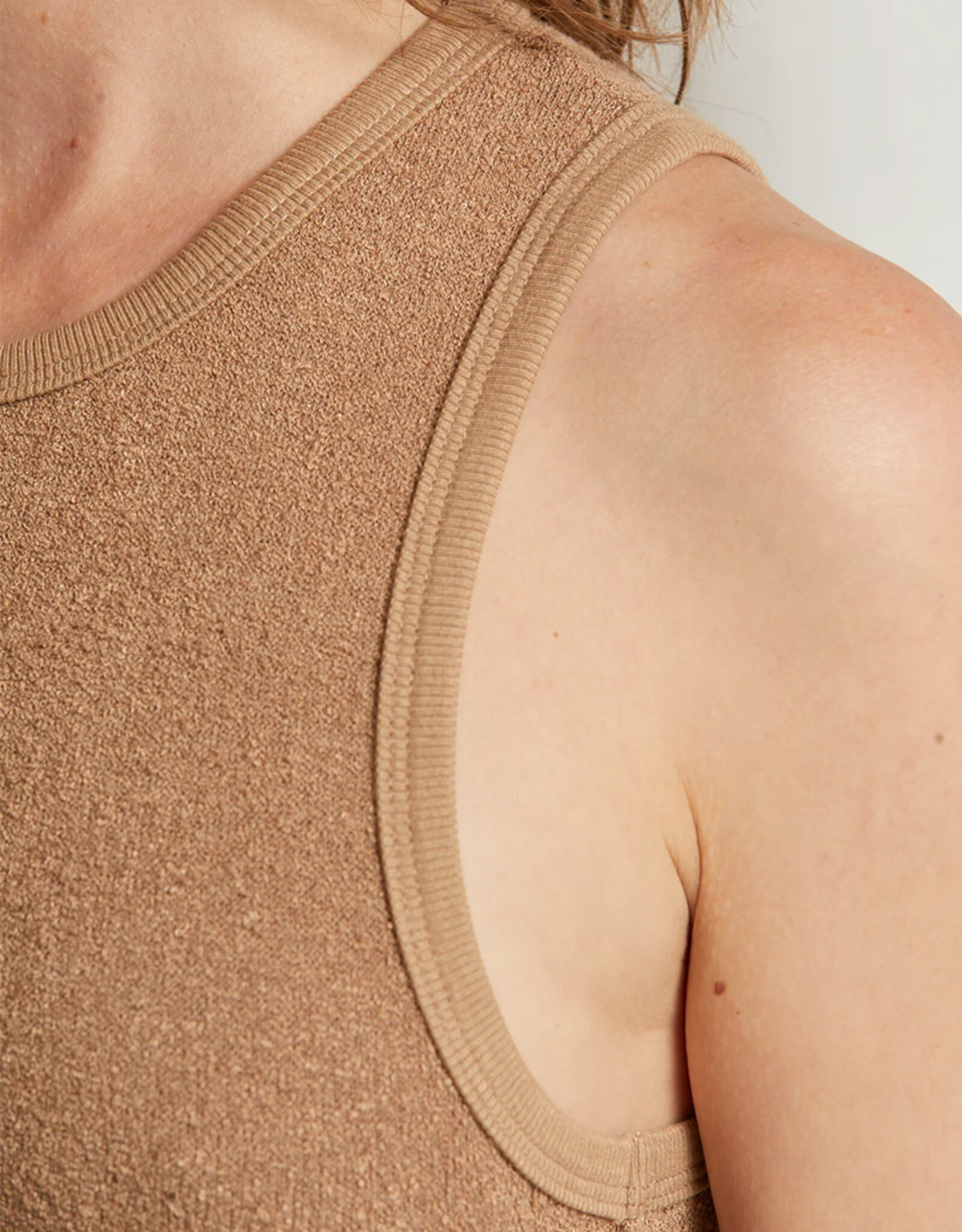 PERFECT WHITE TEE EVERLY BOUCLE HIGHNECK CROP TANK