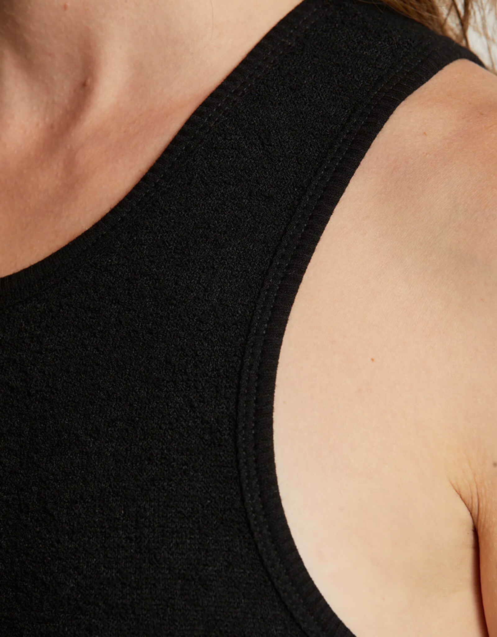 PERFECT WHITE TEE EVERLY BOUCLE HIGHNECK CROP TANK