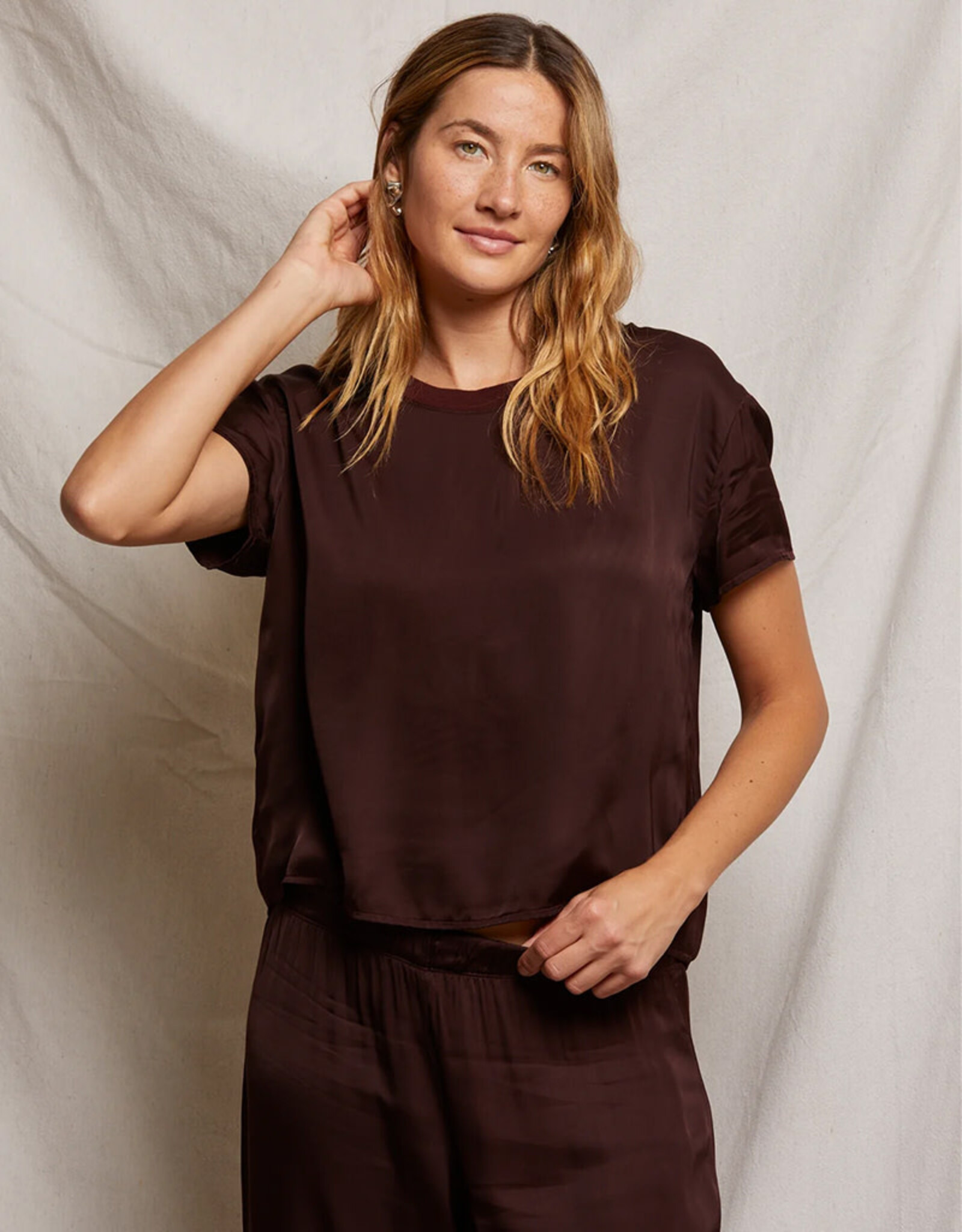 PERFECT WHITE TEE DELPHINE SATIN CREW TEE