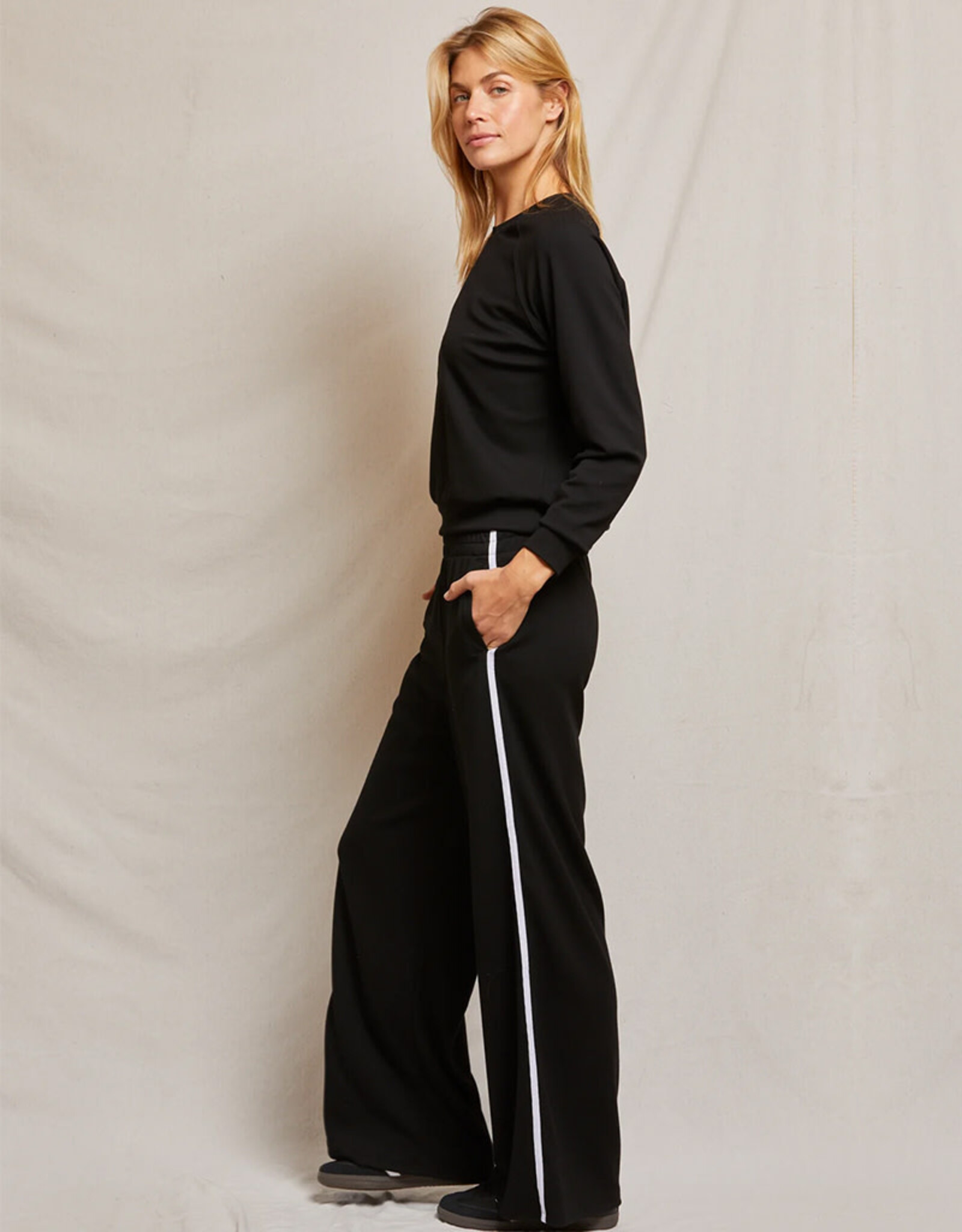 PERFECT WHITE TEE NADIA WIDELEG WITH STRIPE PANT