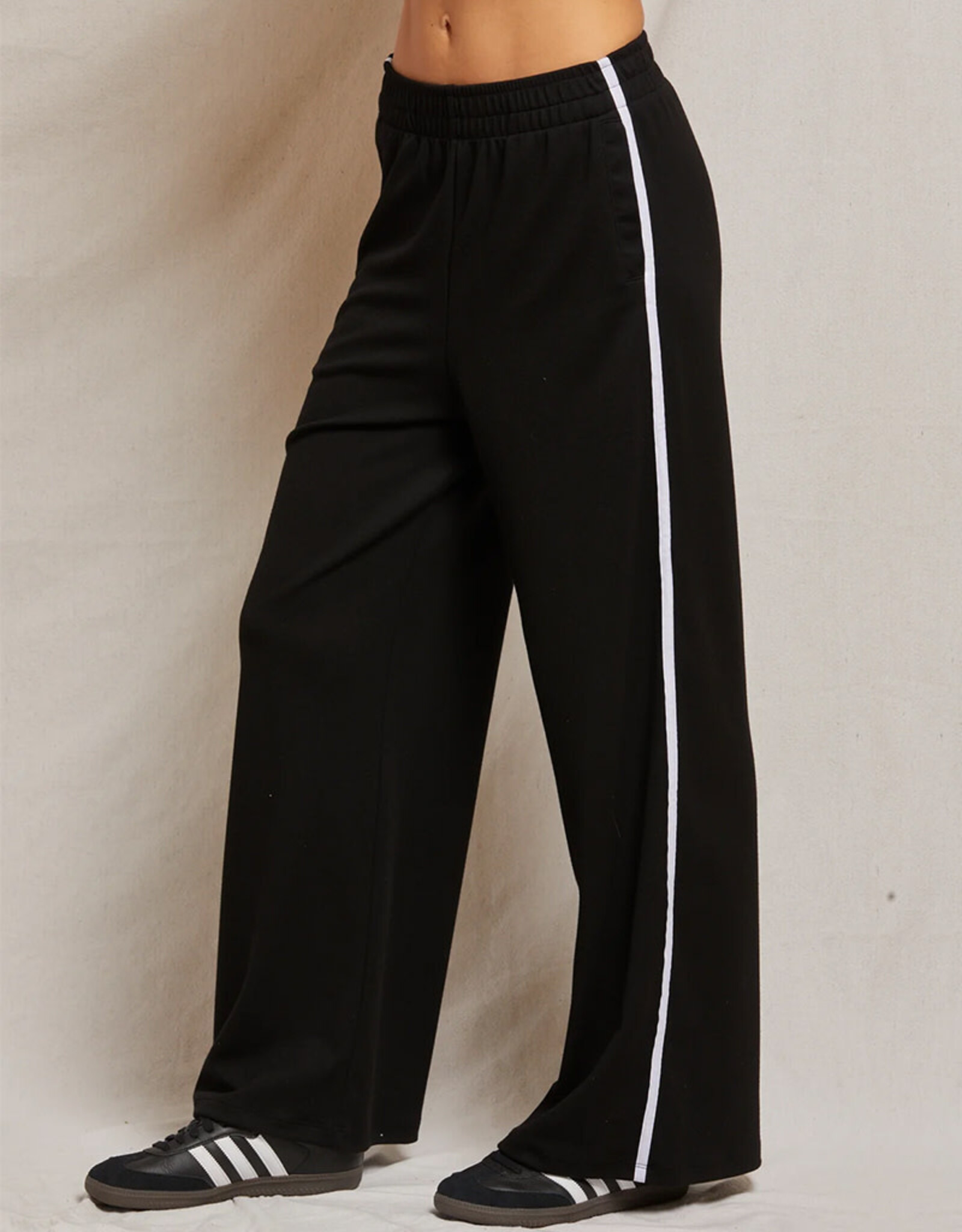 PERFECT WHITE TEE NADIA WIDELEG WITH STRIPE PANT