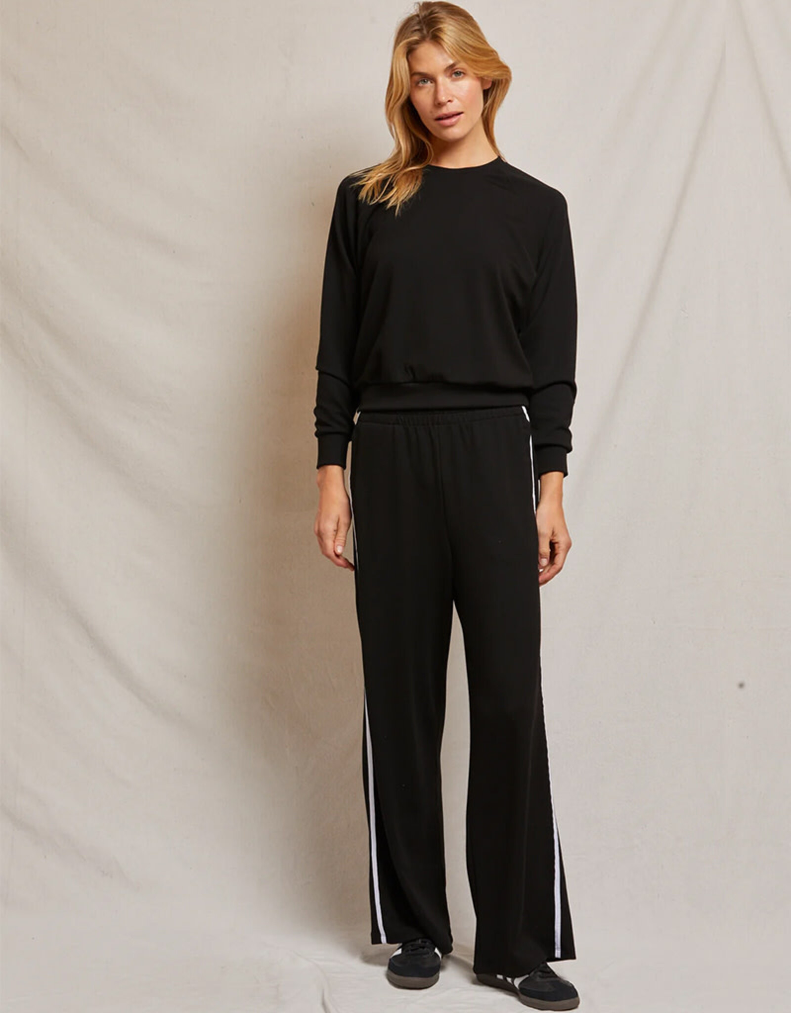 PERFECT WHITE TEE NADIA WIDELEG WITH STRIPE PANT