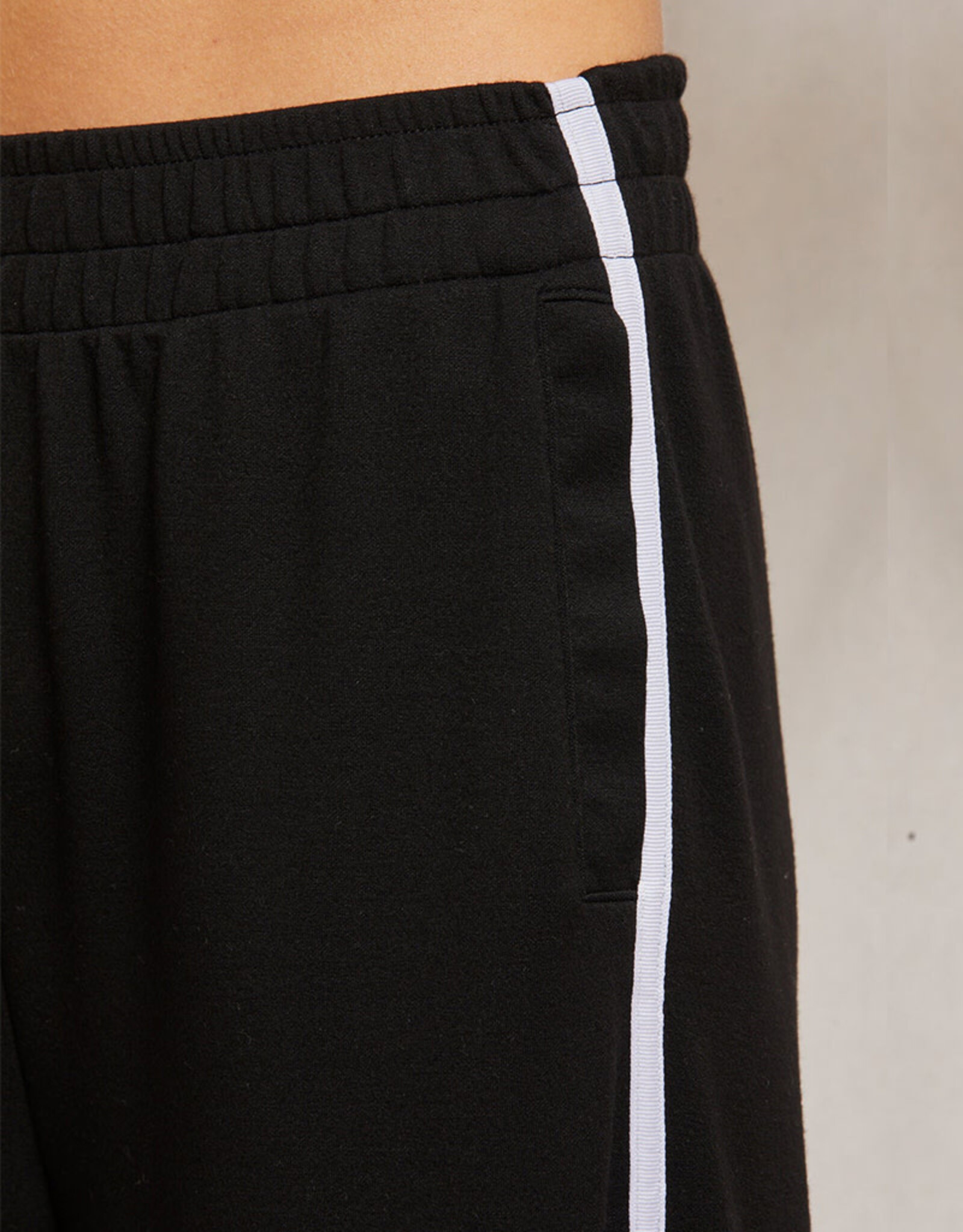 PERFECT WHITE TEE NADIA WIDELEG WITH STRIPE PANT