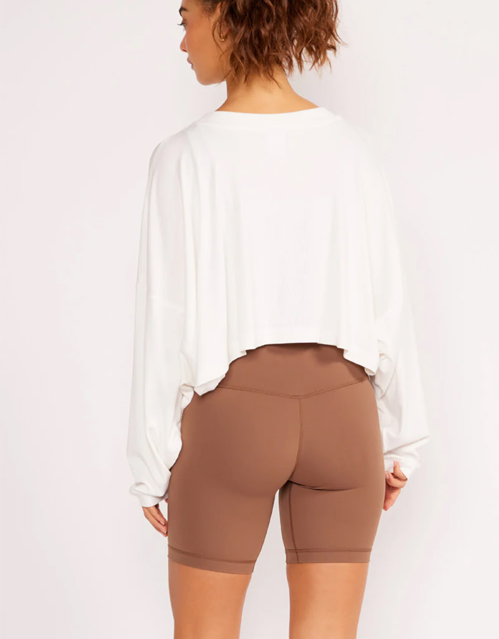 CREAM YOGA ALEXA OVERSIZED SLEEVE CROP TOP