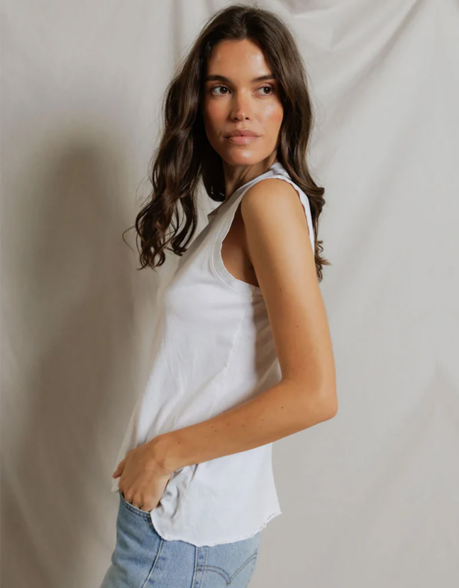 PERFECT WHITE TEE FAYE SLEEVELESS CREW NECK