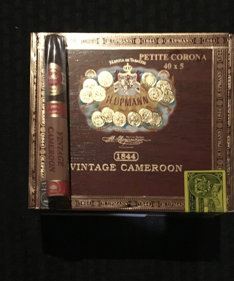 H Upmann H Upmann Vintage Cameroon Petite Corona 5x40 Box of 25