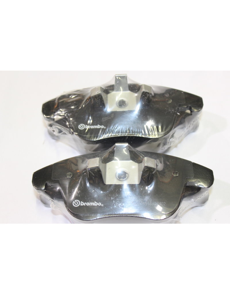 Front Ceramic Slotted Disc Brake Pads Set Brembo P24076 for Land Rover LR2