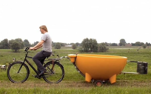 A dutchtub being transported by bike
