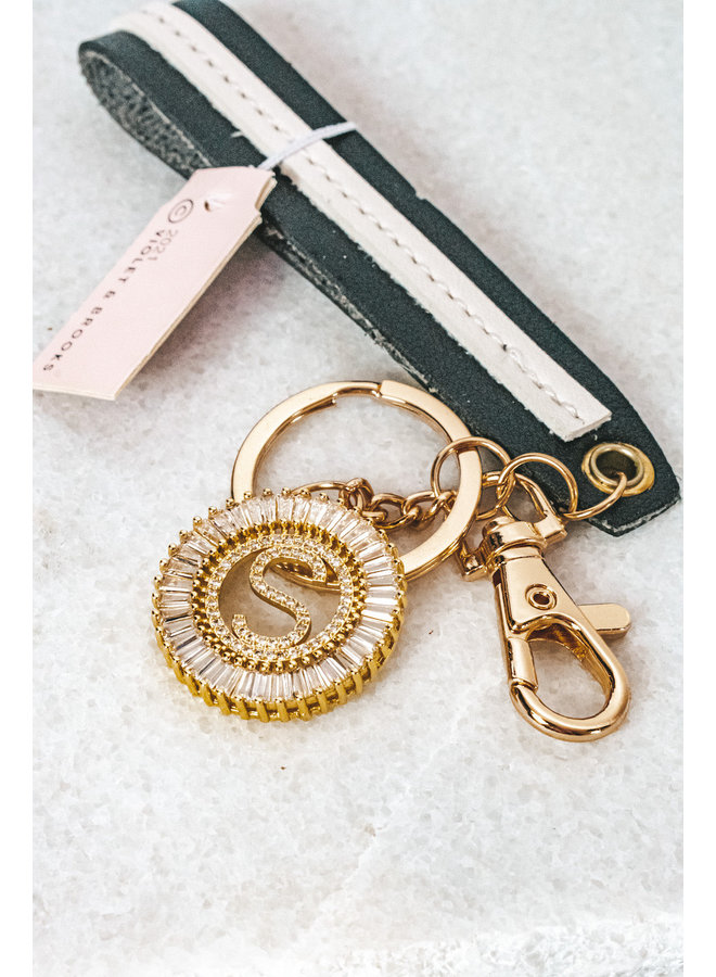 GOLD CIRCLE INITIAL KEYCHAIN W/ WRISLET