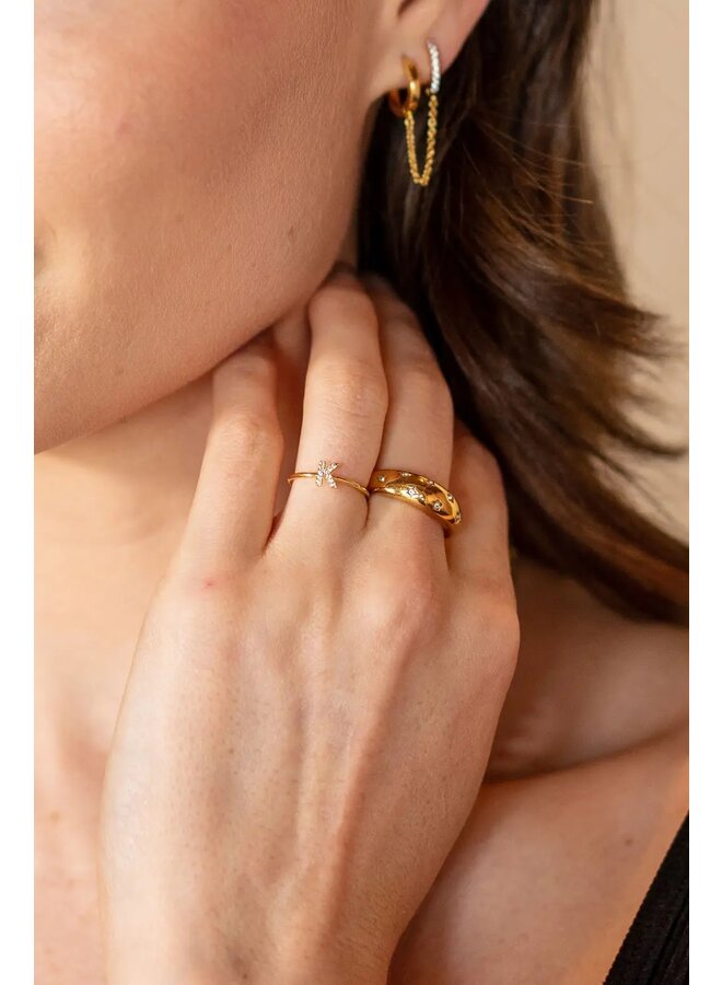 DAINTY SHINEY INITIAL RING