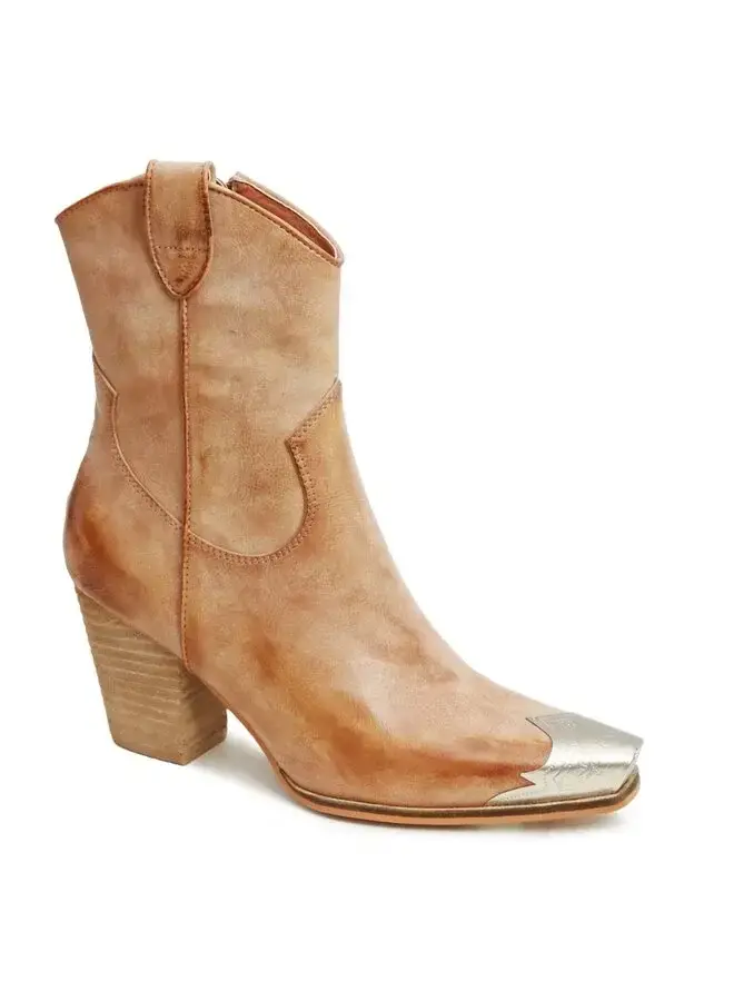 NUDE DAKOTA SHORT BOOT WITH SILVER TOE