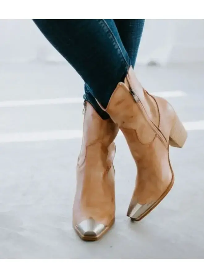 NUDE DAKOTA SHORT BOOT WITH SILVER TOE