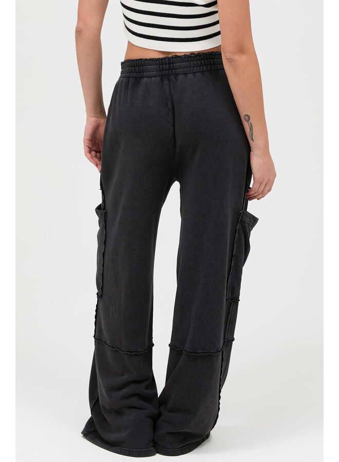KEEPING IT CARGO SWEATPANTS-BLACK