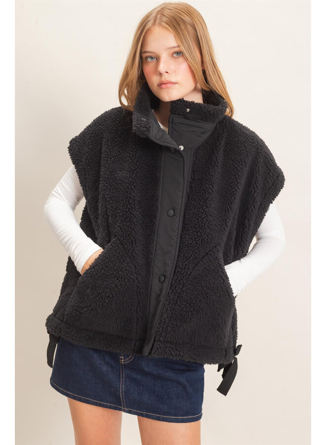 FUZZY FEELINGS SHERPA VEST-BLACK