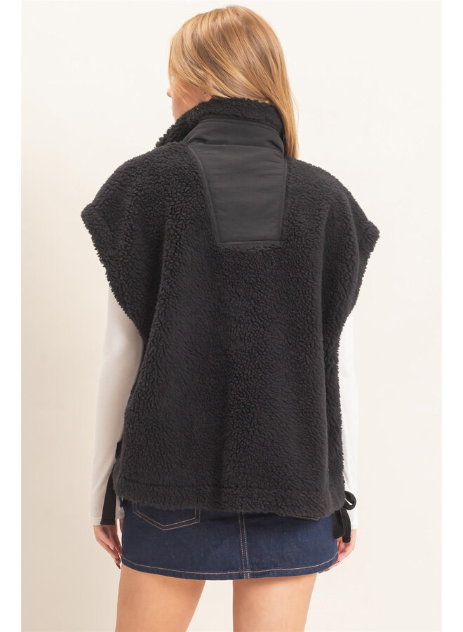 FUZZY FEELINGS SHERPA VEST-BLACK