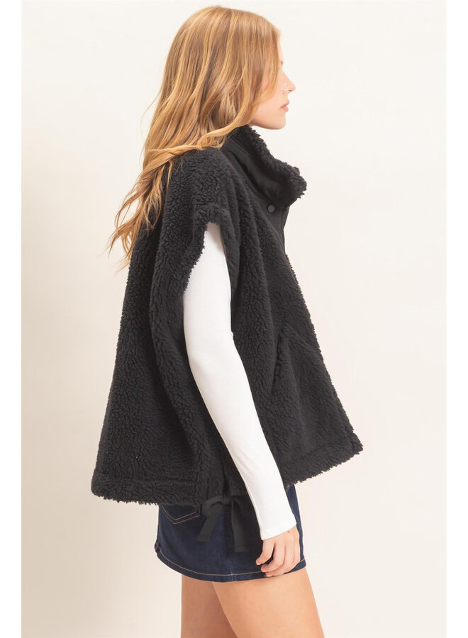 FUZZY FEELINGS SHERPA VEST-BLACK