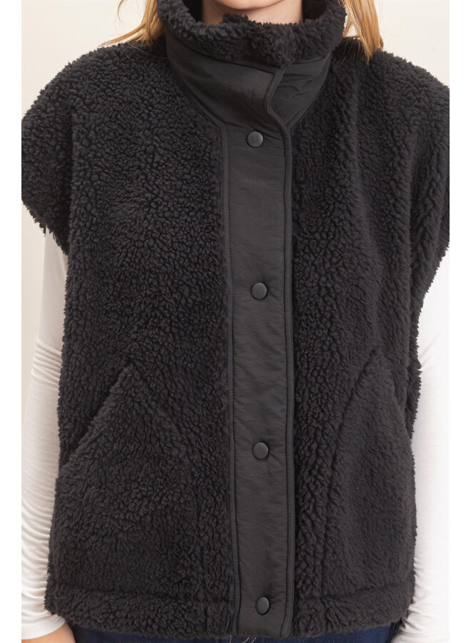 FUZZY FEELINGS SHERPA VEST-BLACK