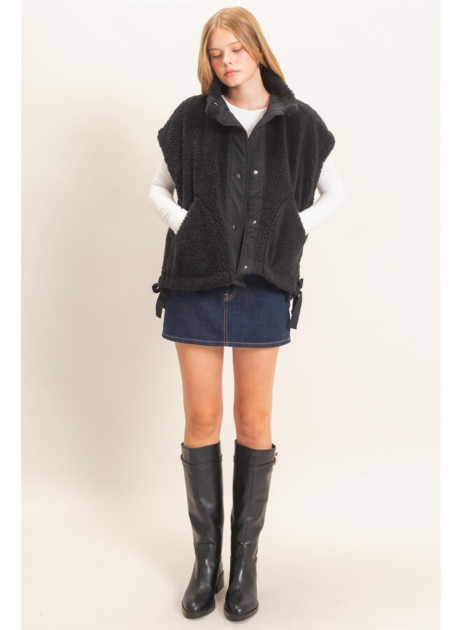 FUZZY FEELINGS SHERPA VEST-BLACK
