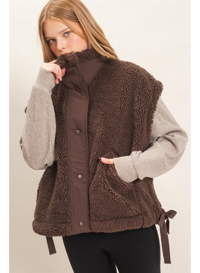 FUZZY FEELINGS SHERPA VEST-BROWN