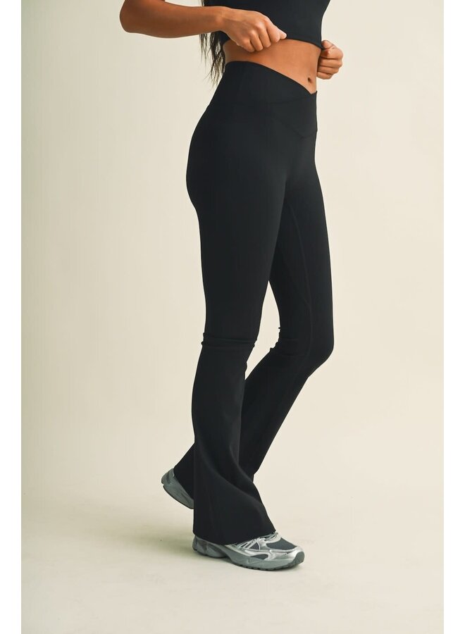 THE CROSSOVER FLARE LEGGINGS-BLACK