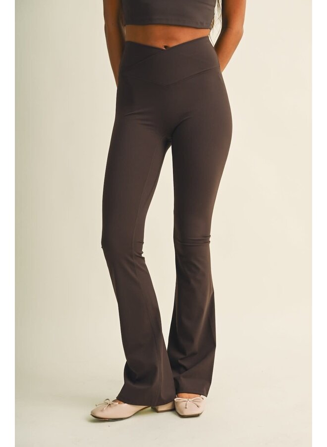 THE CROSSOVER FLARE LEGGINGS-CHOCOLATE