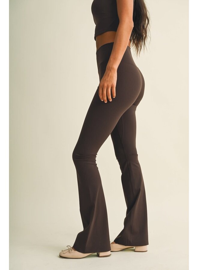 THE CROSSOVER FLARE LEGGINGS-CHOCOLATE