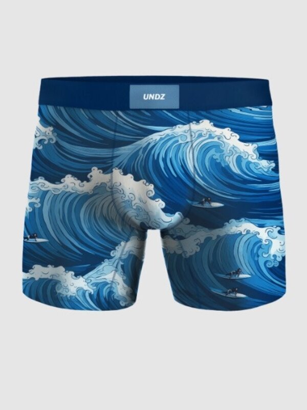 Boxer garçon surfing the waves