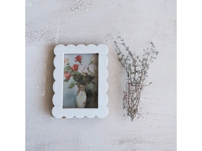 Creative Co-OP Resin & MDF Scalloped Photo Frame, White 4 x 6"