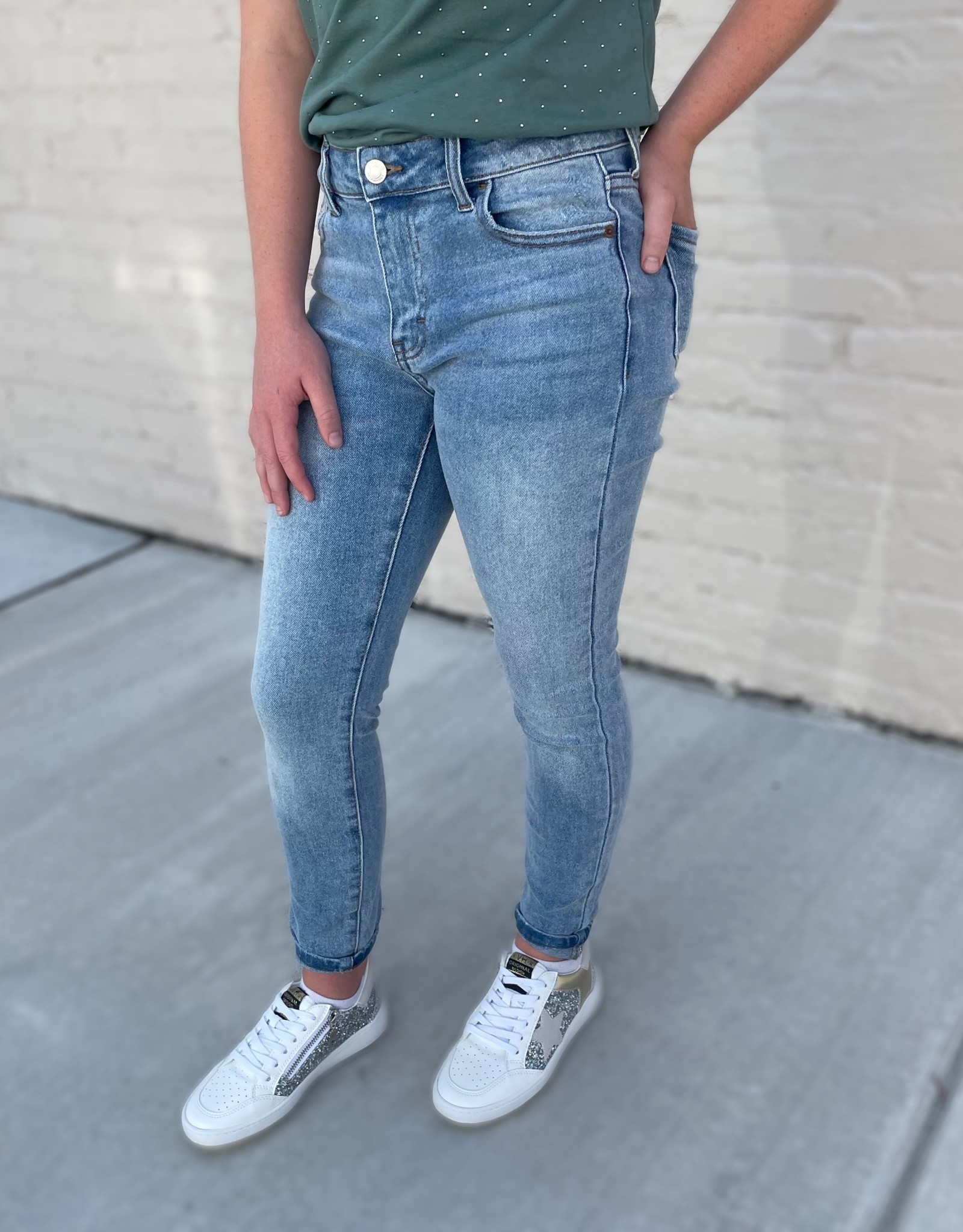 Mid Rise Crop Skinny in Light Wash